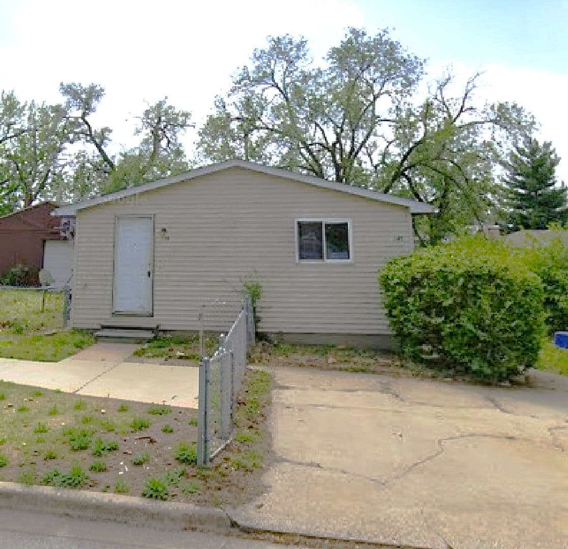 Wood River Apartment: 138/140 Harnett Ave.