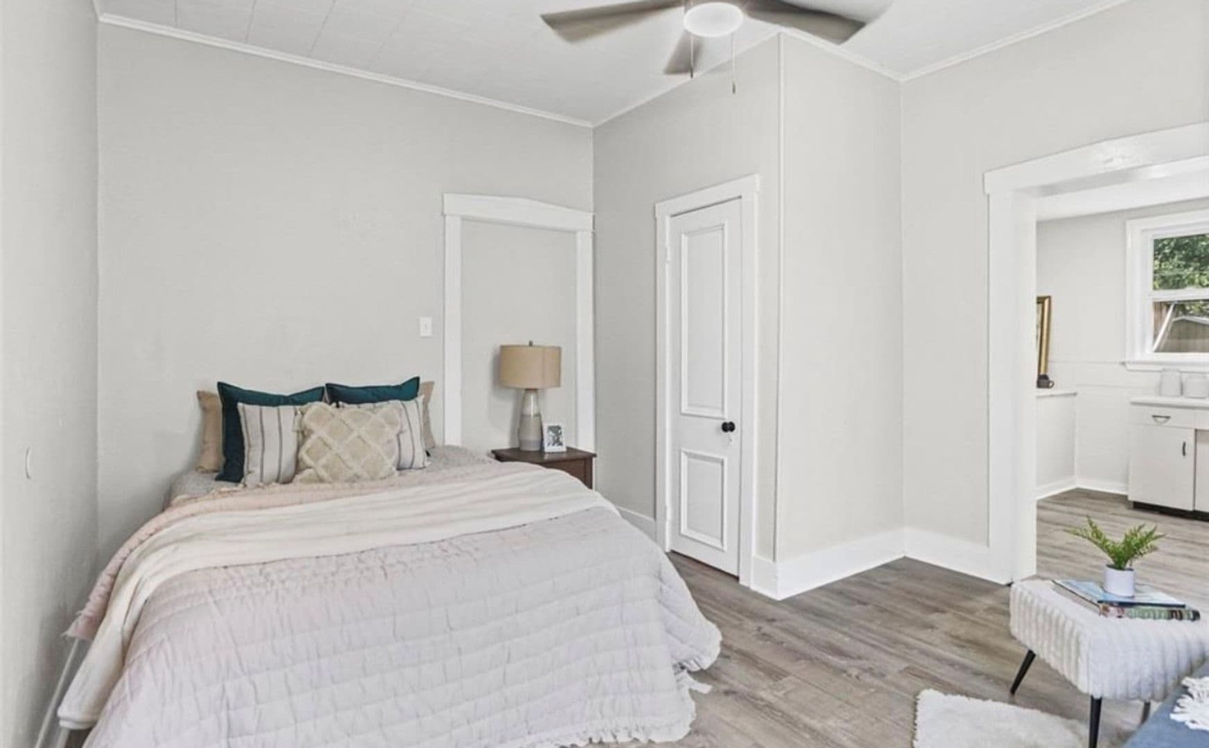 Belleville House: 312 S Jackson St