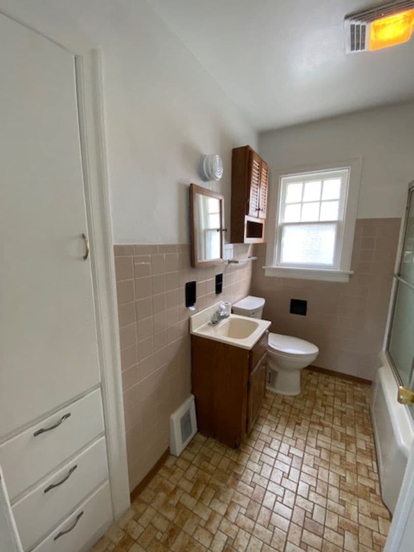Alton House: 2108 W. Main