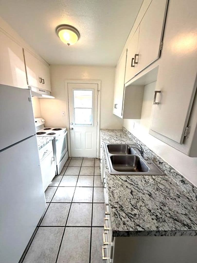 Guadalupe Apartment: 4522 11th Street - 4524D