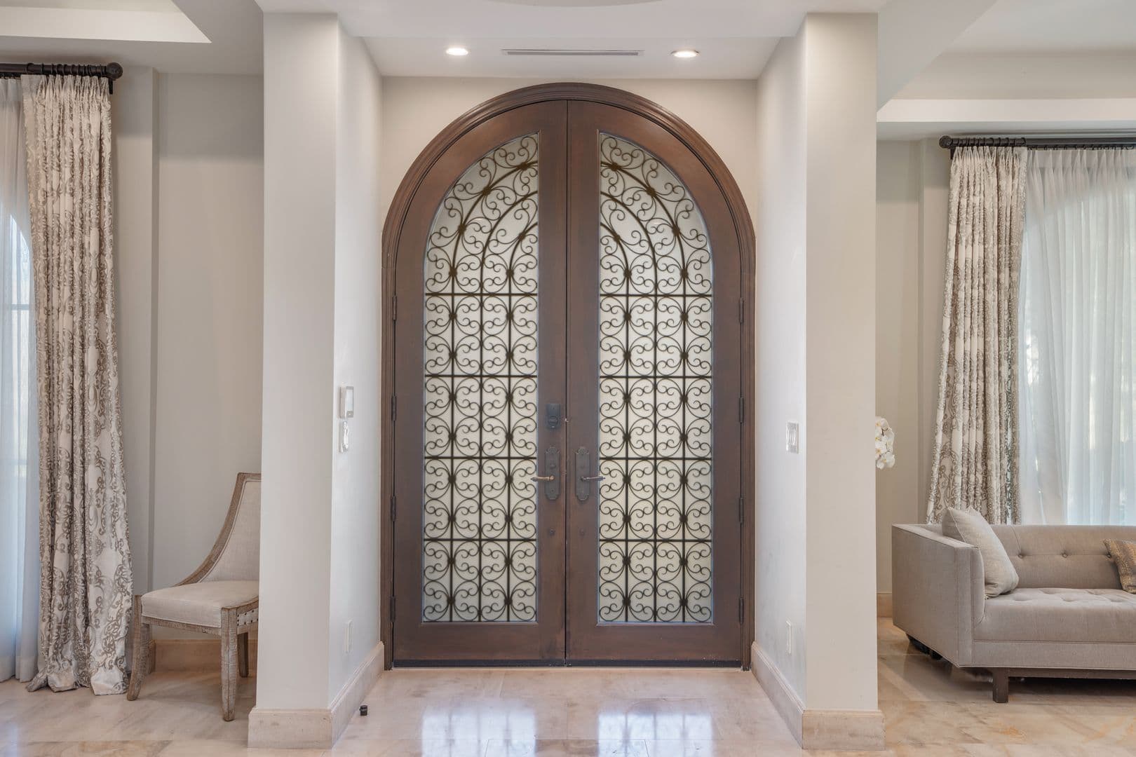 Beverly Hills House: 331 S. Canon Dr