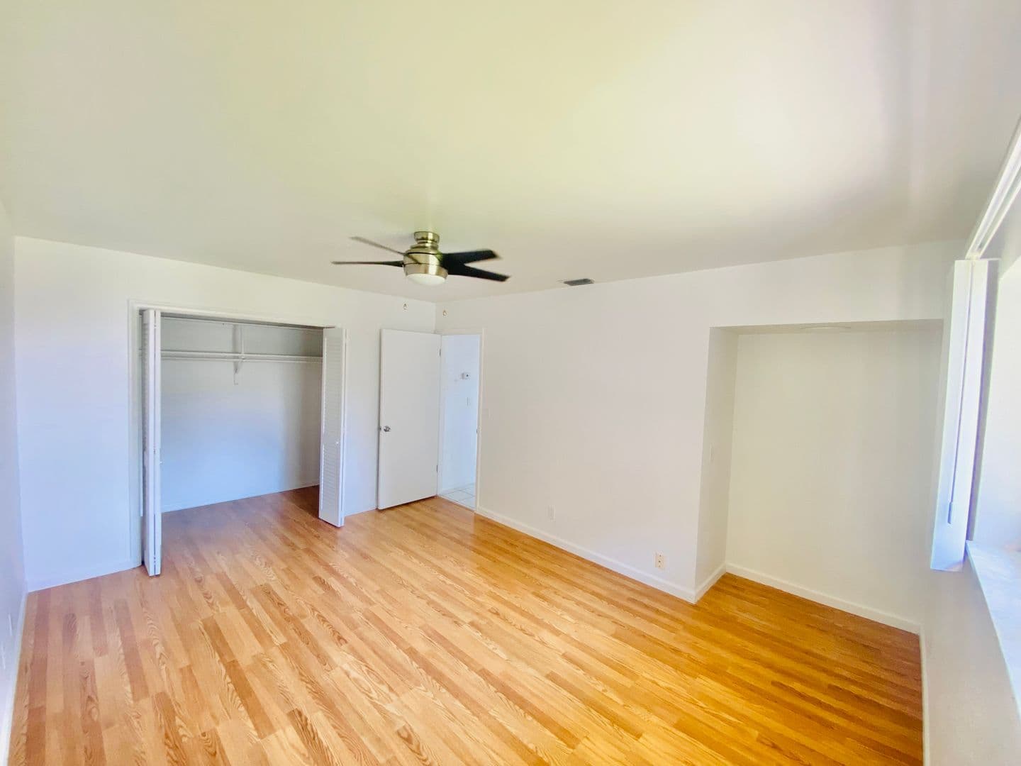 Lantana Apartment: 1100 S Lake Dr.