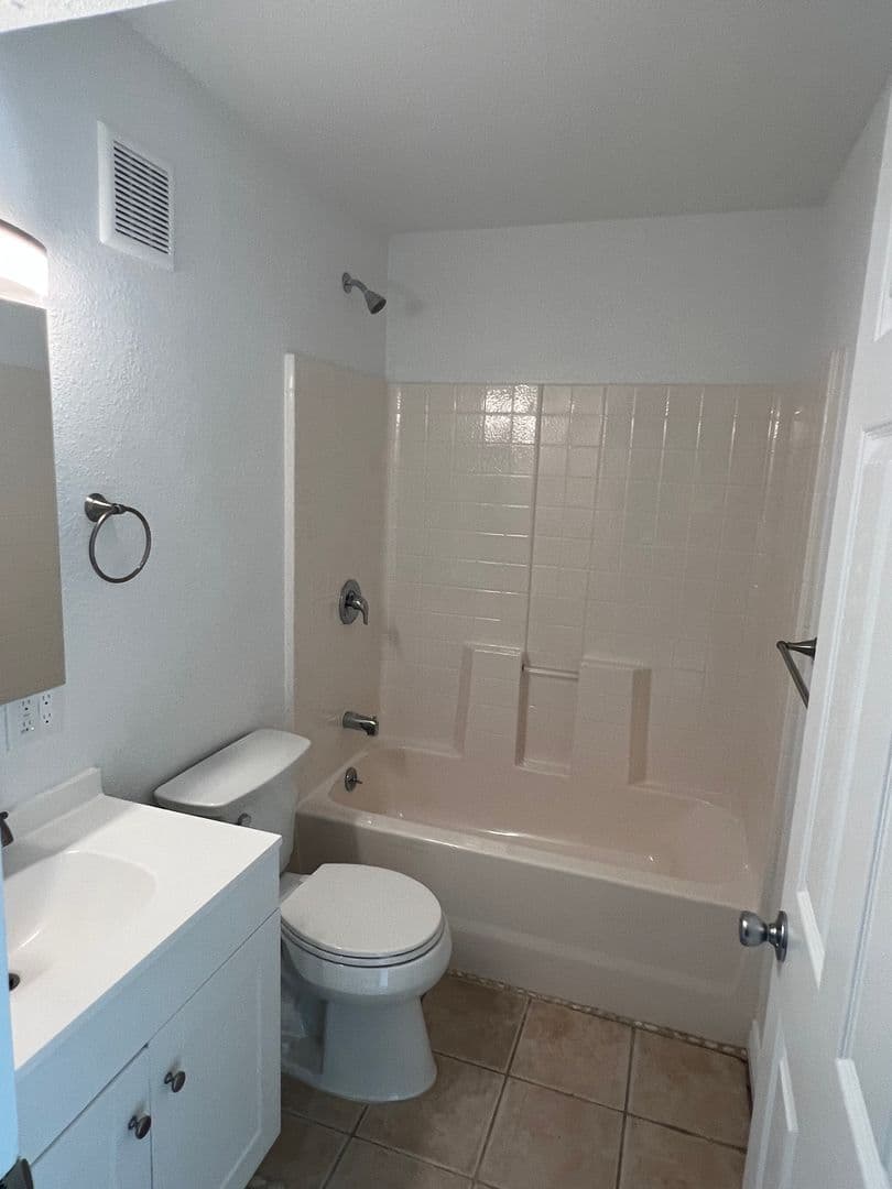 Lahaina Apartment: 120 Hui Rd. F.