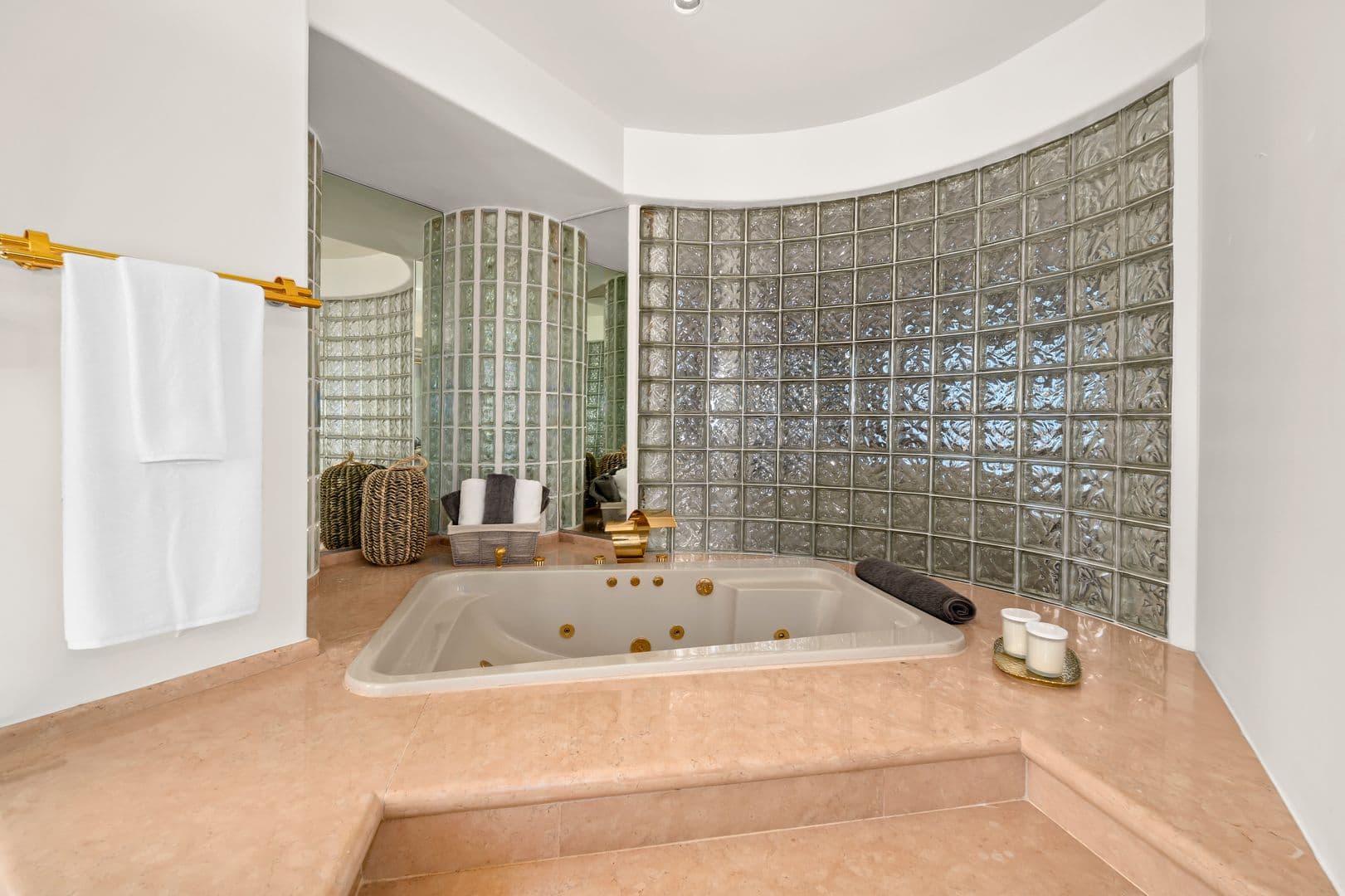 Lahaina House: 324 COOK PINE DR