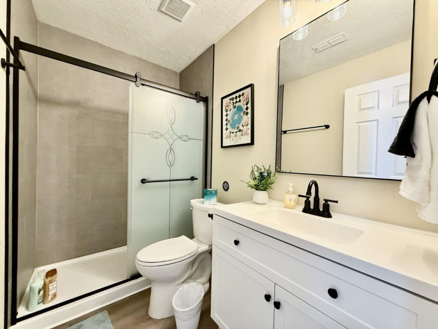 Trenton House: 930 Leora Drive