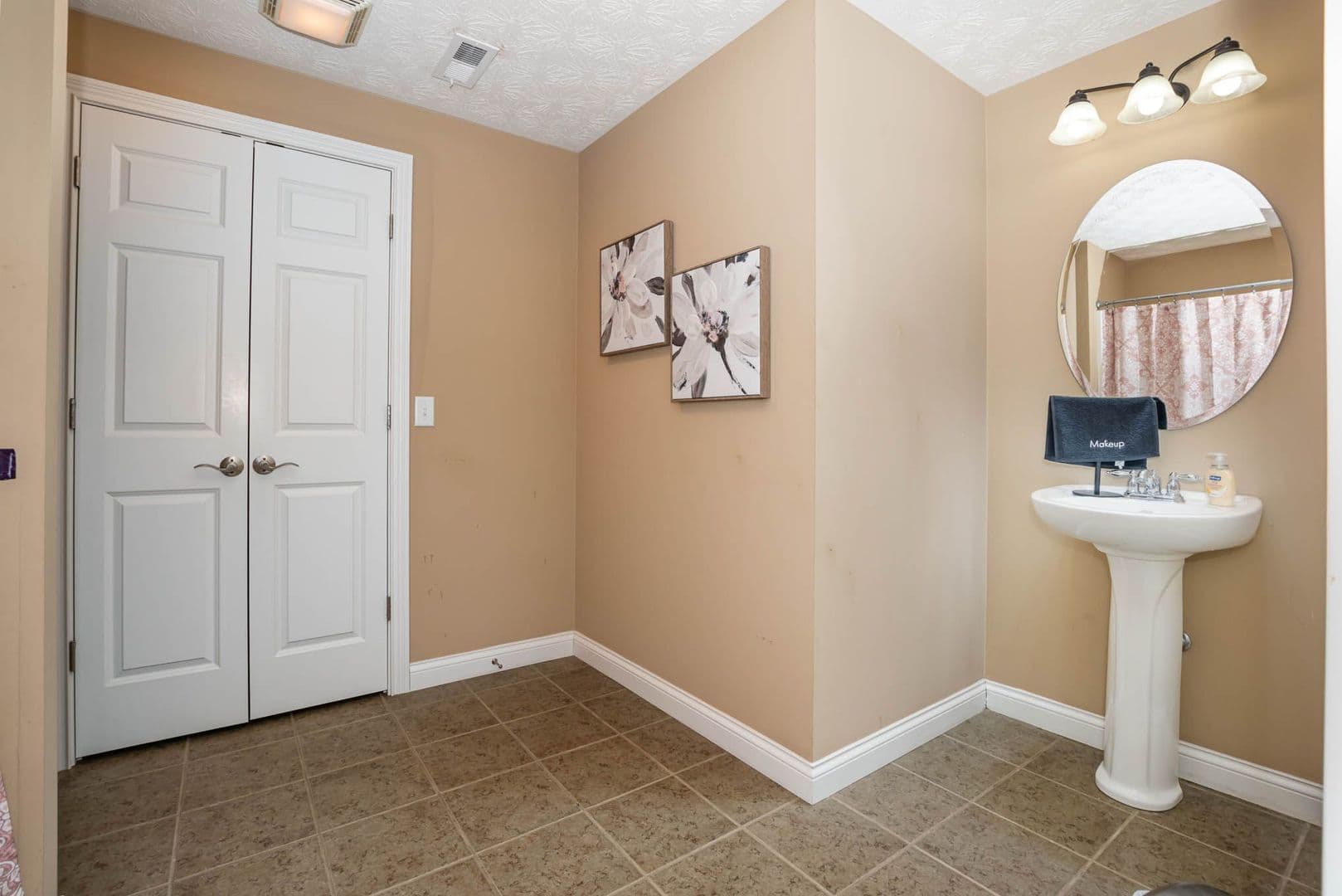 Centerville House: 9287 Maxwells Xing
