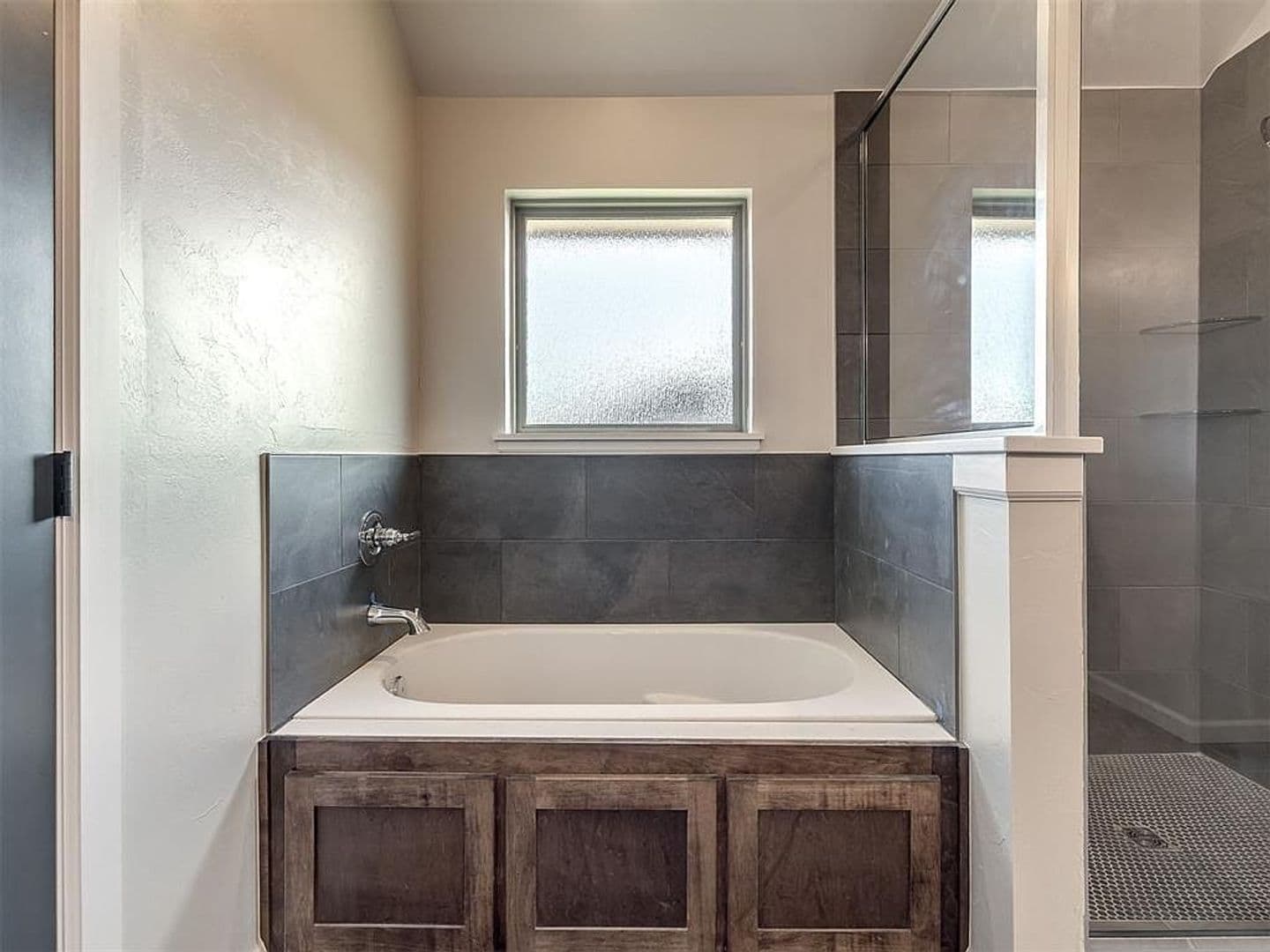 Yukon House: 11913 NW 118th