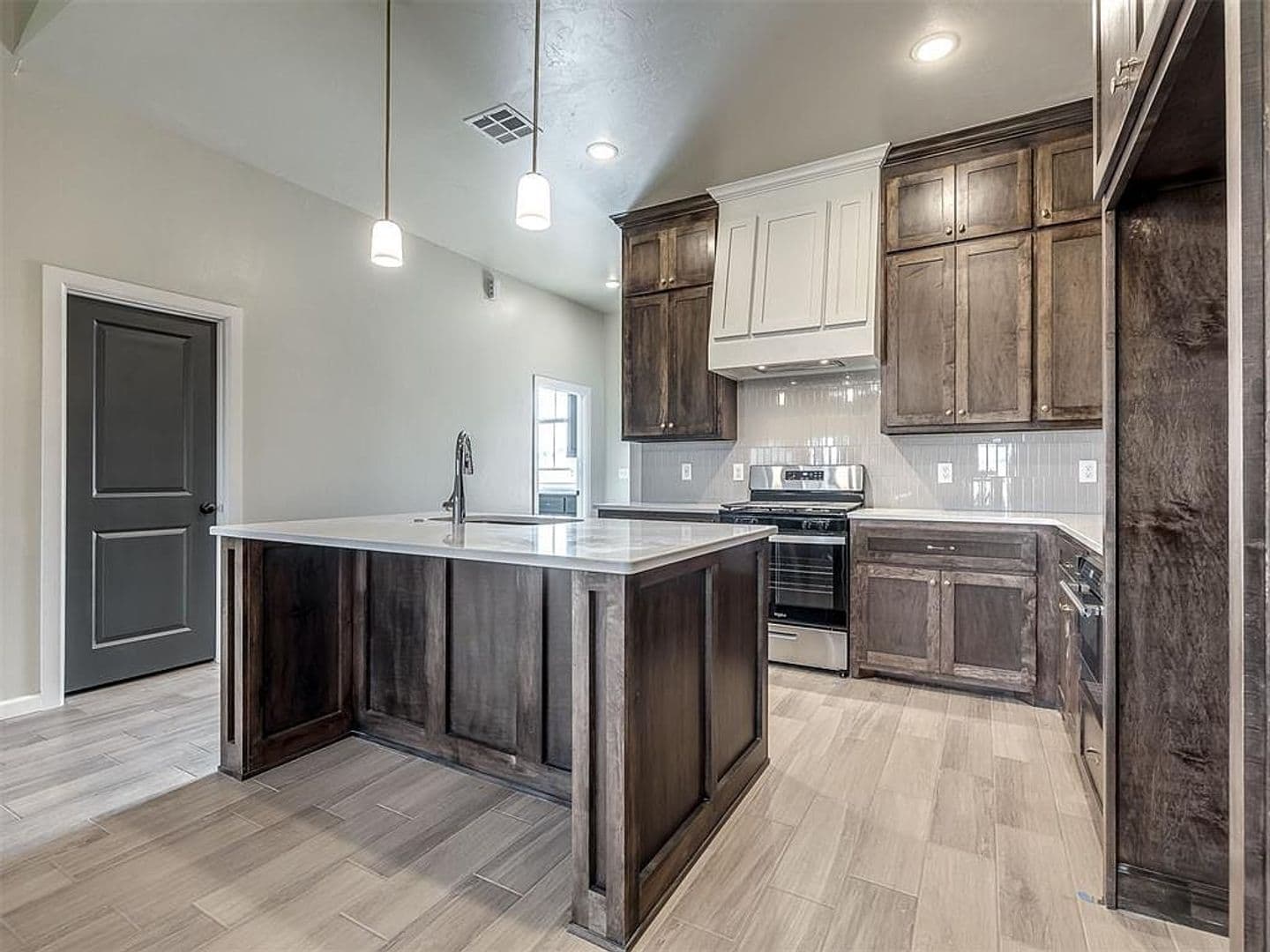 Yukon House: 11913 NW 118th