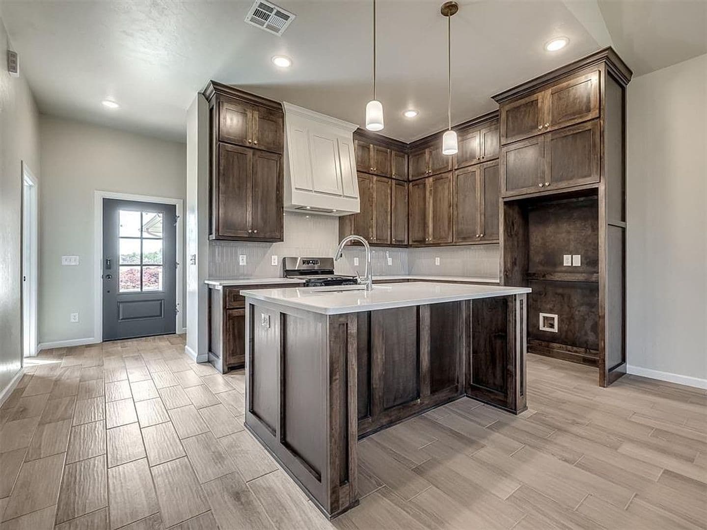Yukon House: 11913 NW 118th