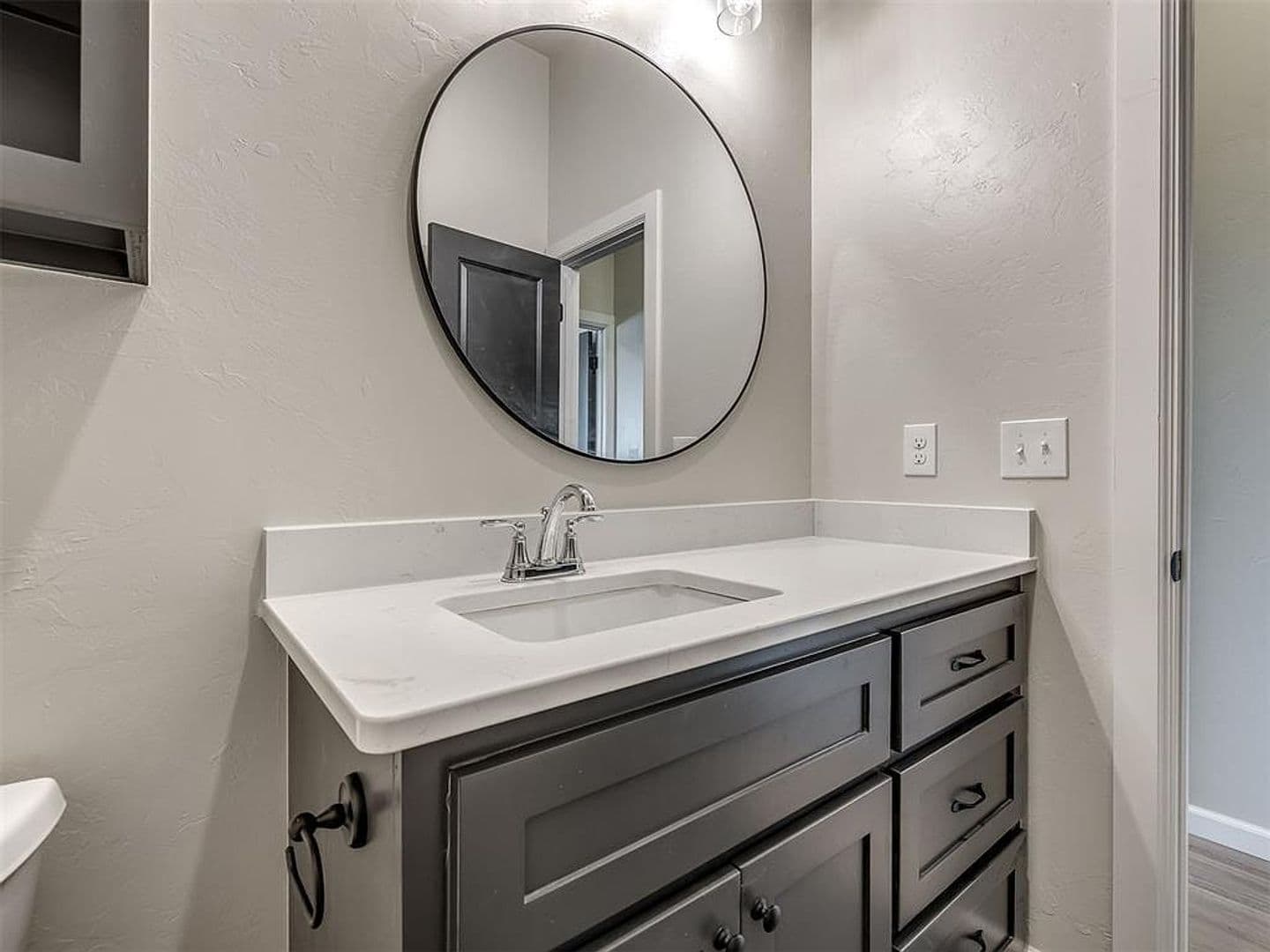 Yukon House: 11913 NW 118th