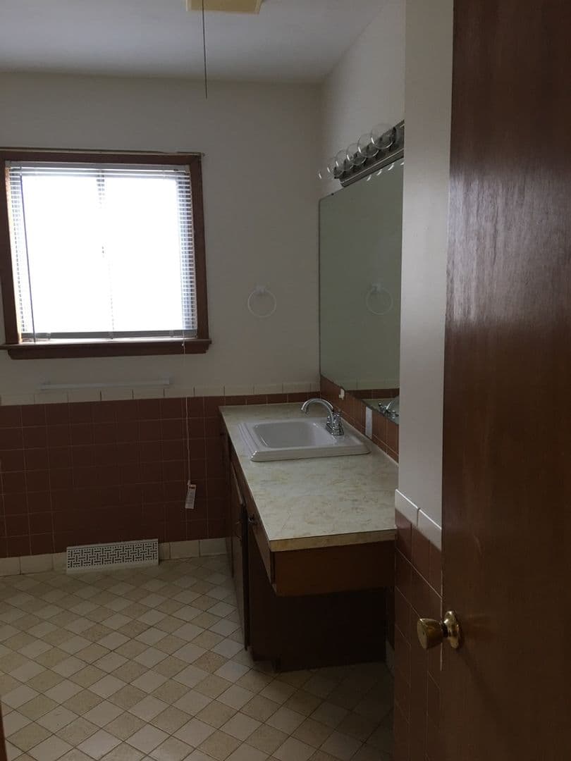 Springfield House: 2602 E. Linwood