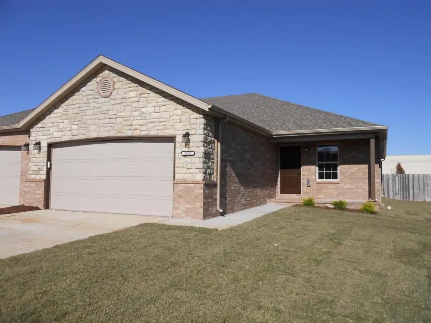 Ozark Townhome: 2401 W. Bridlewood Trail