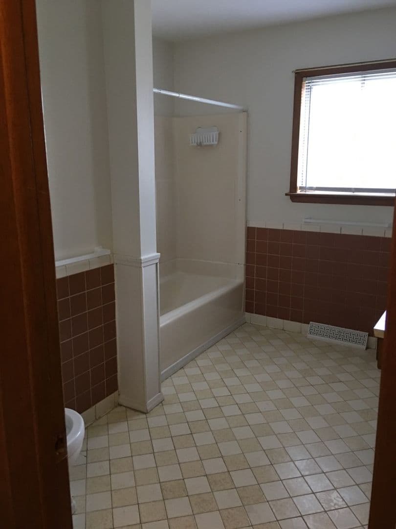 Springfield House: 2602 E. Linwood