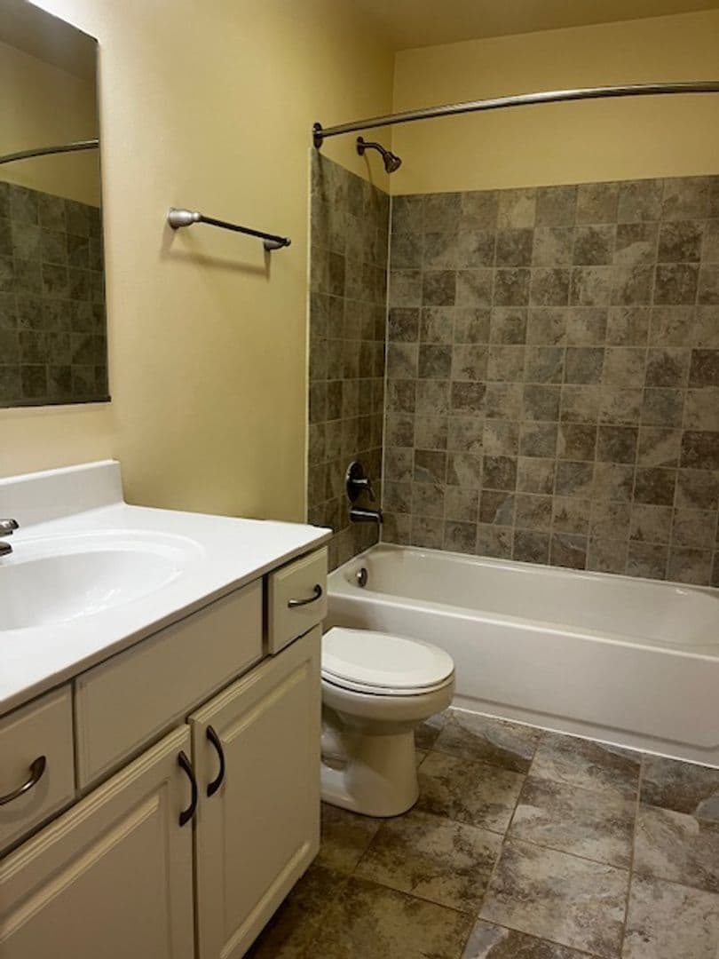Aurora Apartment: 168 Gregory St