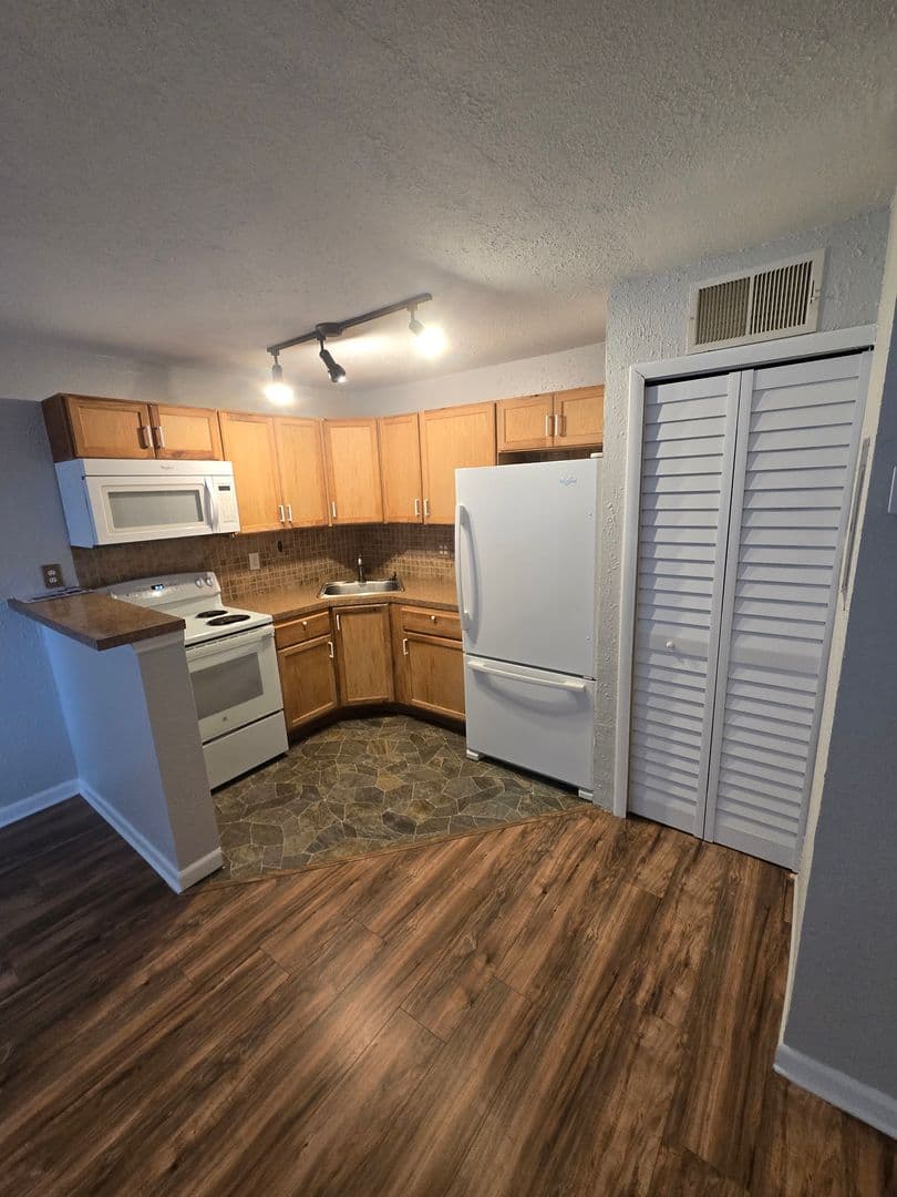 ORLANDO Condo: 4704 WALDEN CIRCLE
