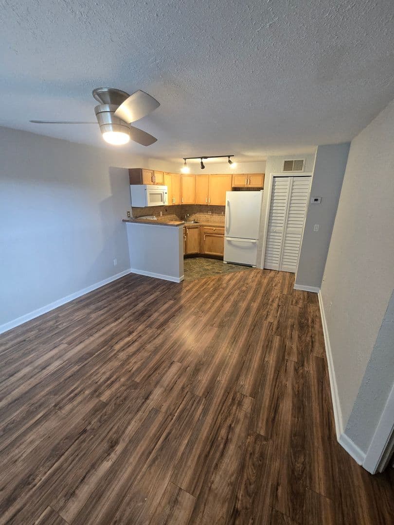 ORLANDO Condo: 4704 WALDEN CIRCLE