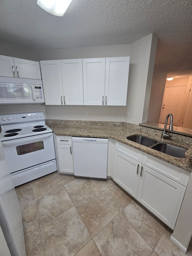 LAKE MARY Condo: 2577 GRASSY POINT DR