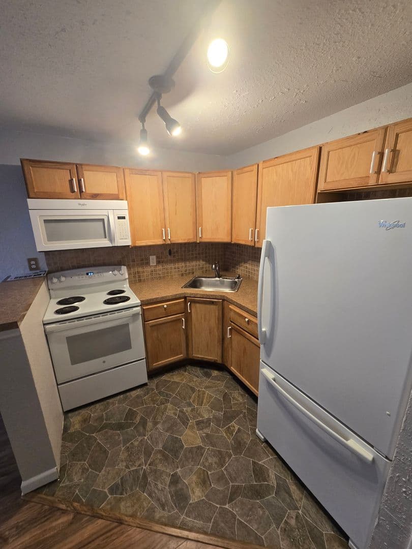 ORLANDO Condo: 4704 WALDEN CIRCLE