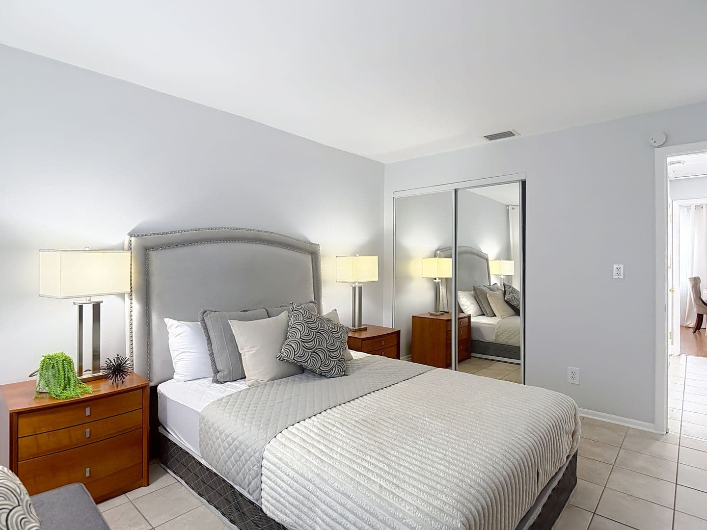 ST. PETERSBURG Condo: 220 SE JEFFERSON CIRCLE N