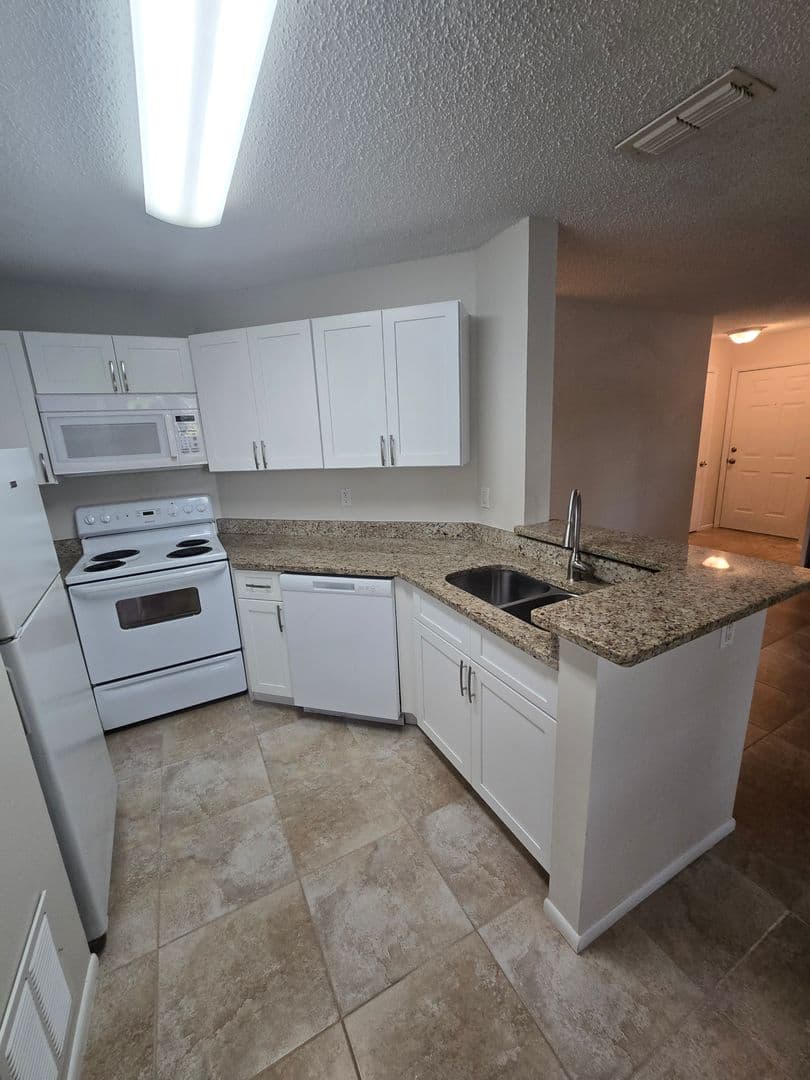 LAKE MARY Condo: 2577 GRASSY POINT DR