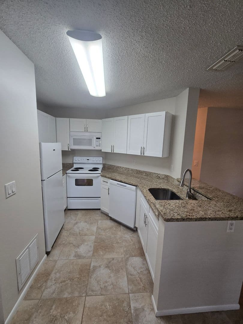 LAKE MARY Condo: 2577 GRASSY POINT DR