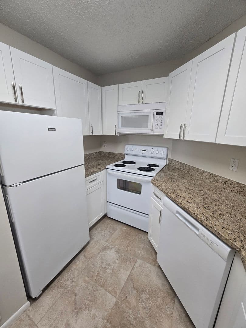 LAKE MARY Condo: 2577 GRASSY POINT DR