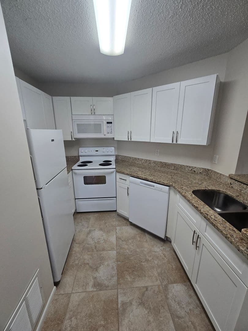 LAKE MARY Condo: 2577 GRASSY POINT DR
