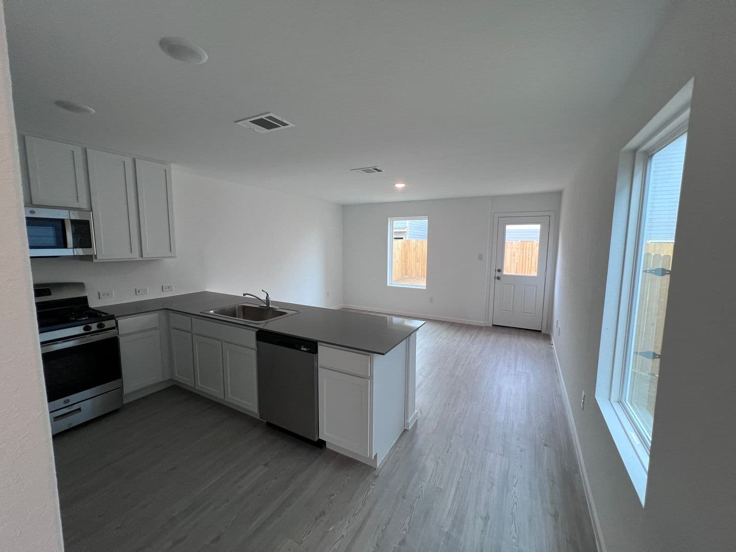 San Antonio House: 7623-Aston Cross
