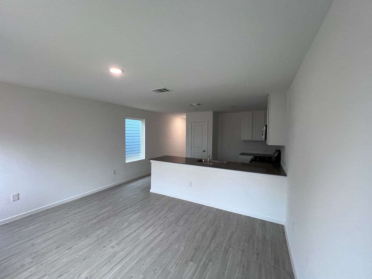 San Antonio House: 7623-Aston Cross