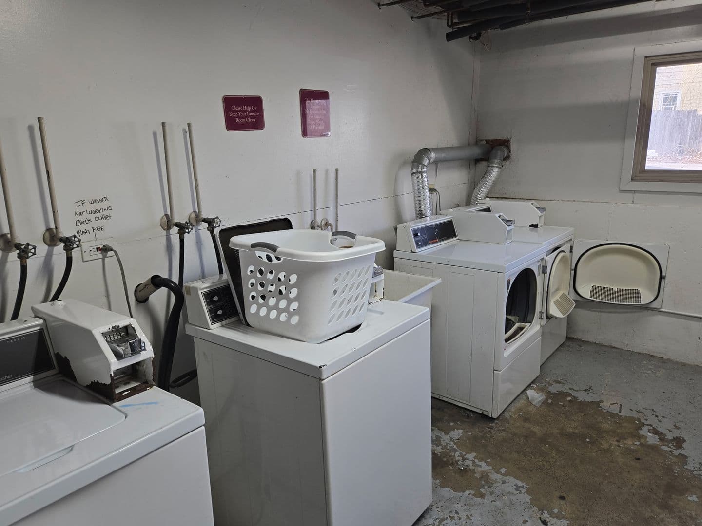 Waukegan Apartment: 116 & 124 Drew Lane