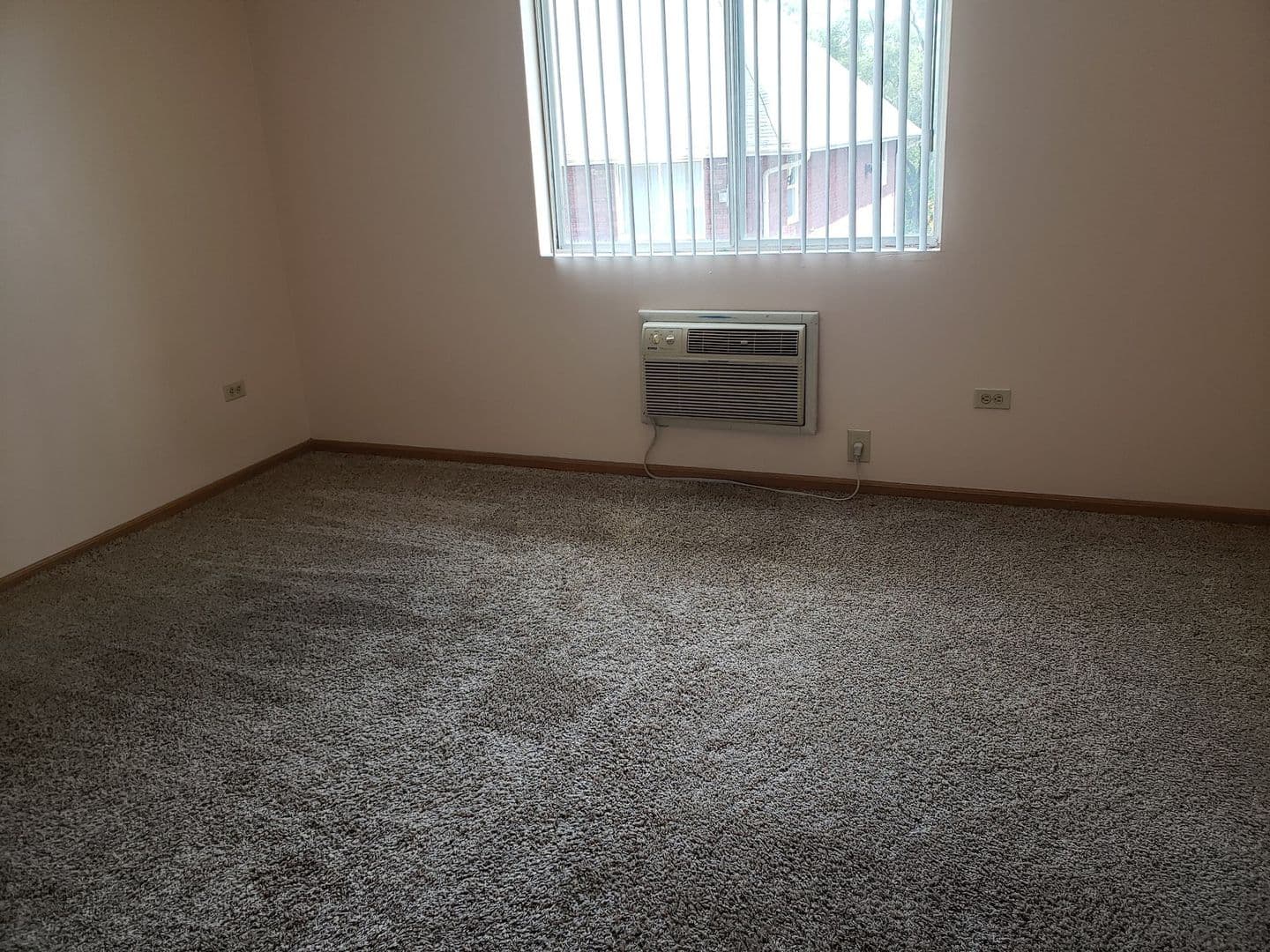 Waukegan Apartment: 2635 & 2713 W Cornelia