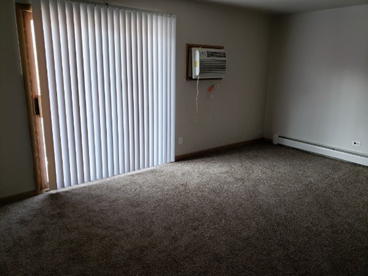 Waukegan Apartment: 116 & 124 Drew Lane