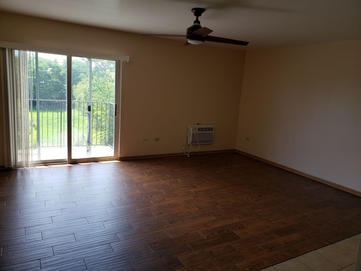 Waukegan Apartment: 2635 & 2713 W Cornelia
