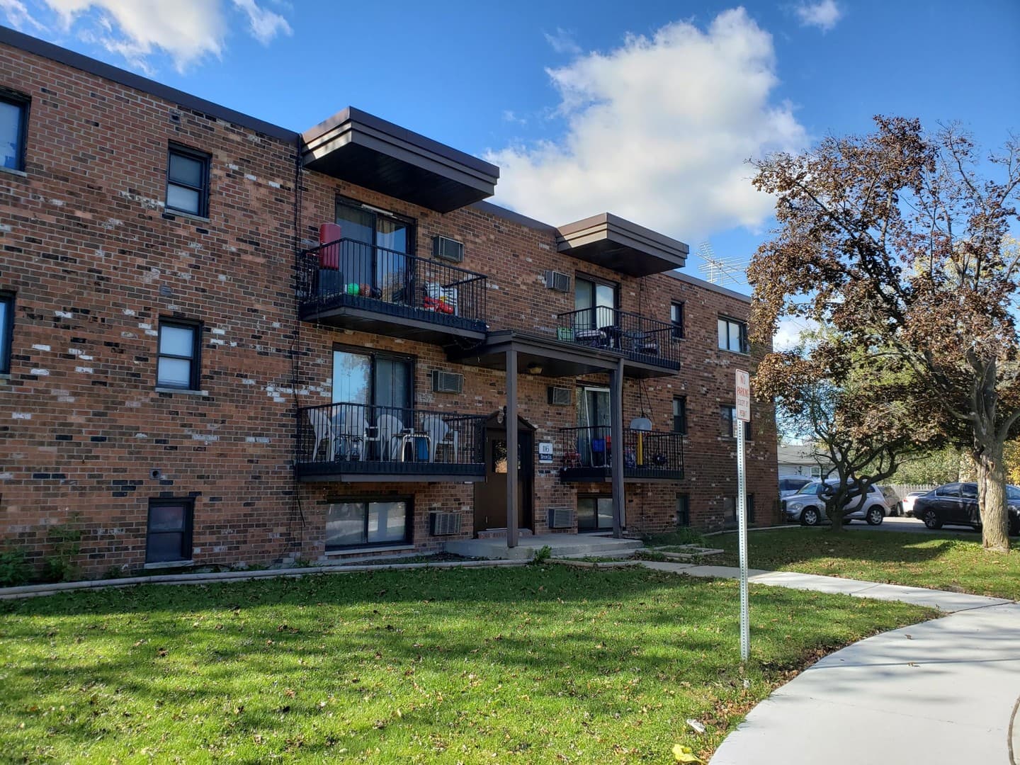 Waukegan Apartment: 116 & 124 Drew Lane