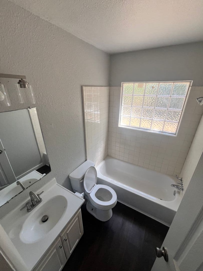 Lawton House: 910 SW 7th St