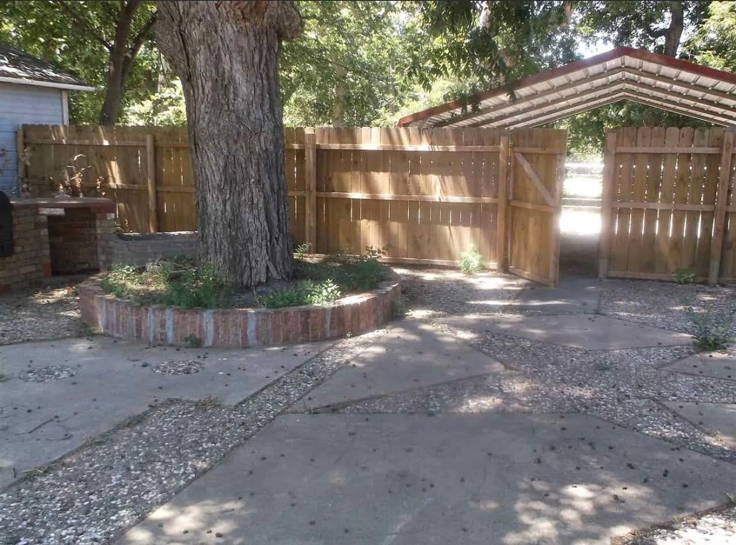 Lawton House: 5401 Southeast Bishop Road