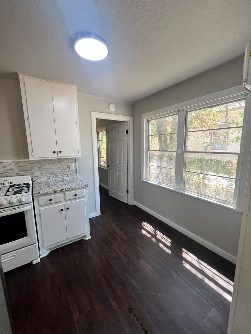 Lawton House: 910 SW 7th St