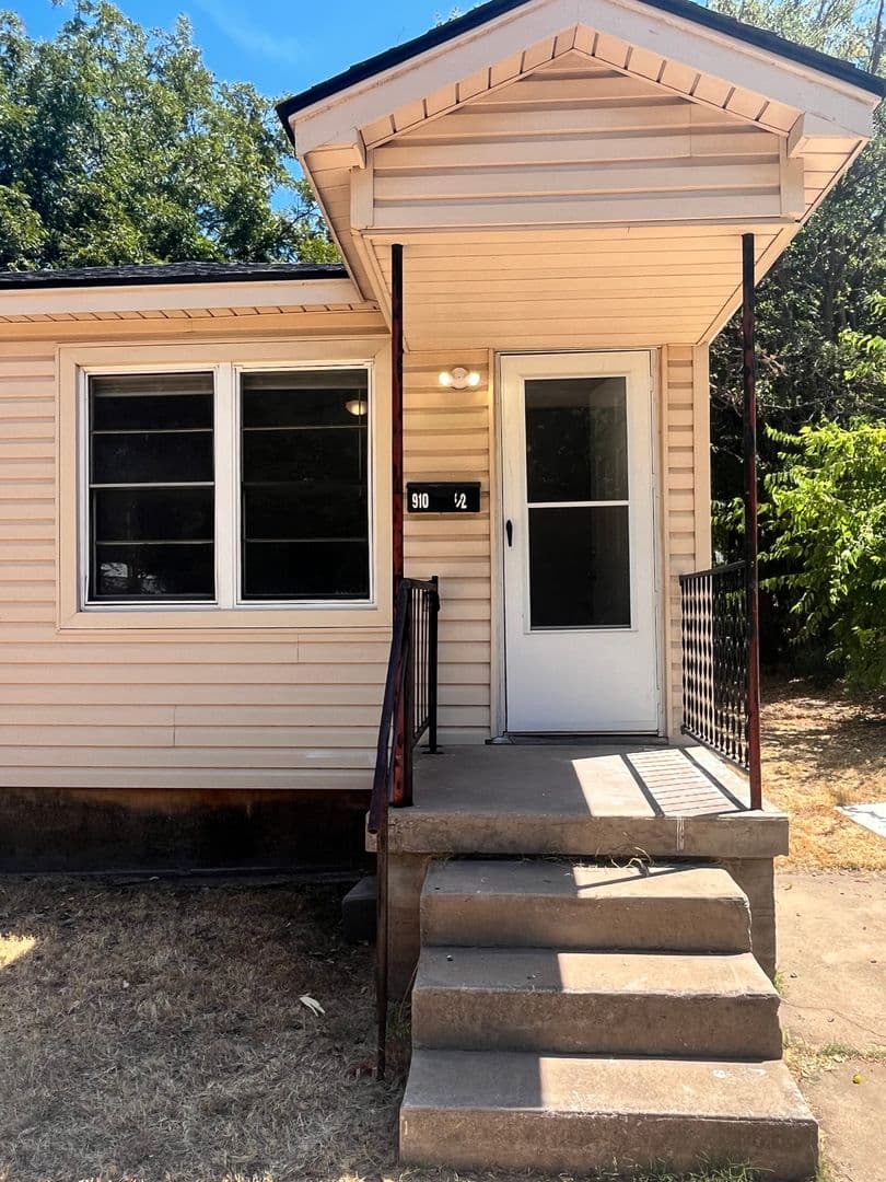 Lawton House: 910 SW 7th St