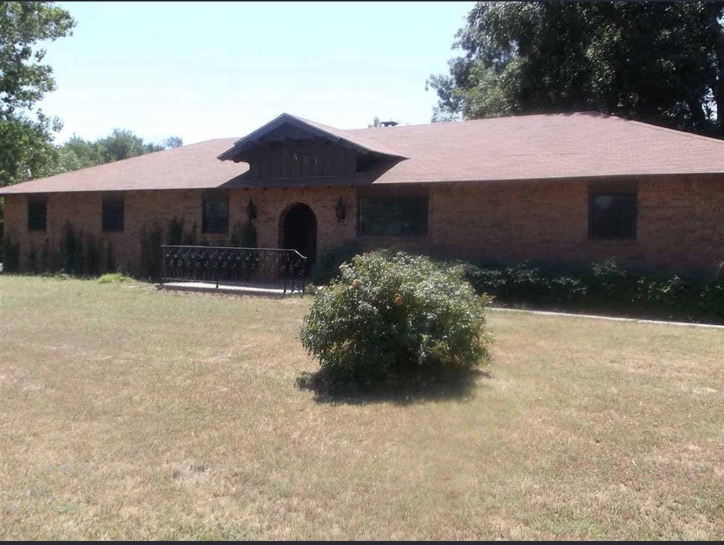 Lawton House: 5401 Southeast Bishop Road