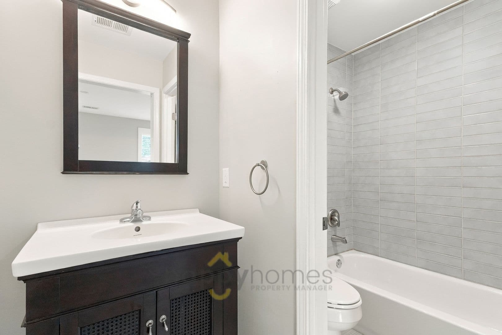 Summerville House: 111 Flicker Lane