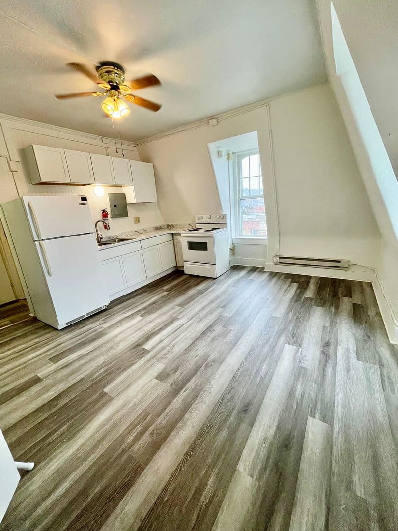 Bellefonte Apartment: 135-137 W Linn St