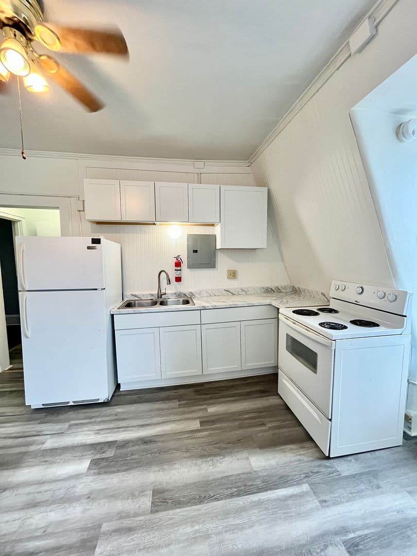 Bellefonte Apartment: 135-137 W Linn St