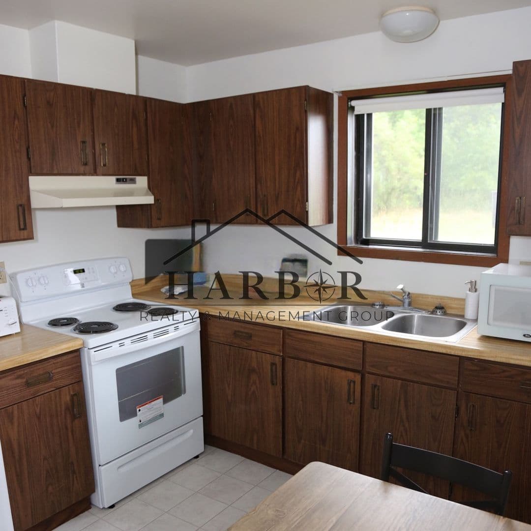 Lamberton Apartment: 200 10th Avenue East