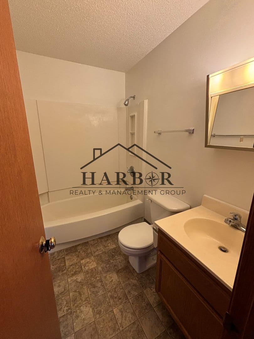 Hayfield Apartment: 115 1st Ave NE