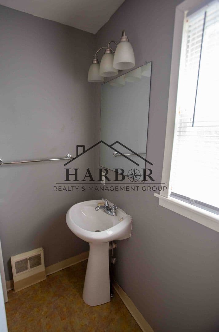Rochester House: 825 6th Avenue SW