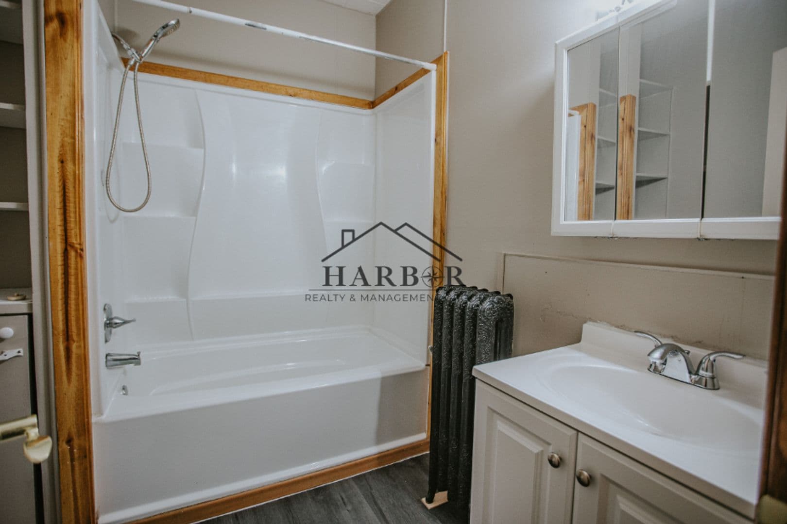Hayfield Apartment: 24 W Main St