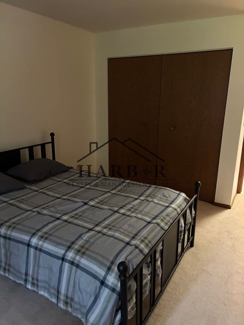 Lamberton Apartment: 200 10th Avenue East