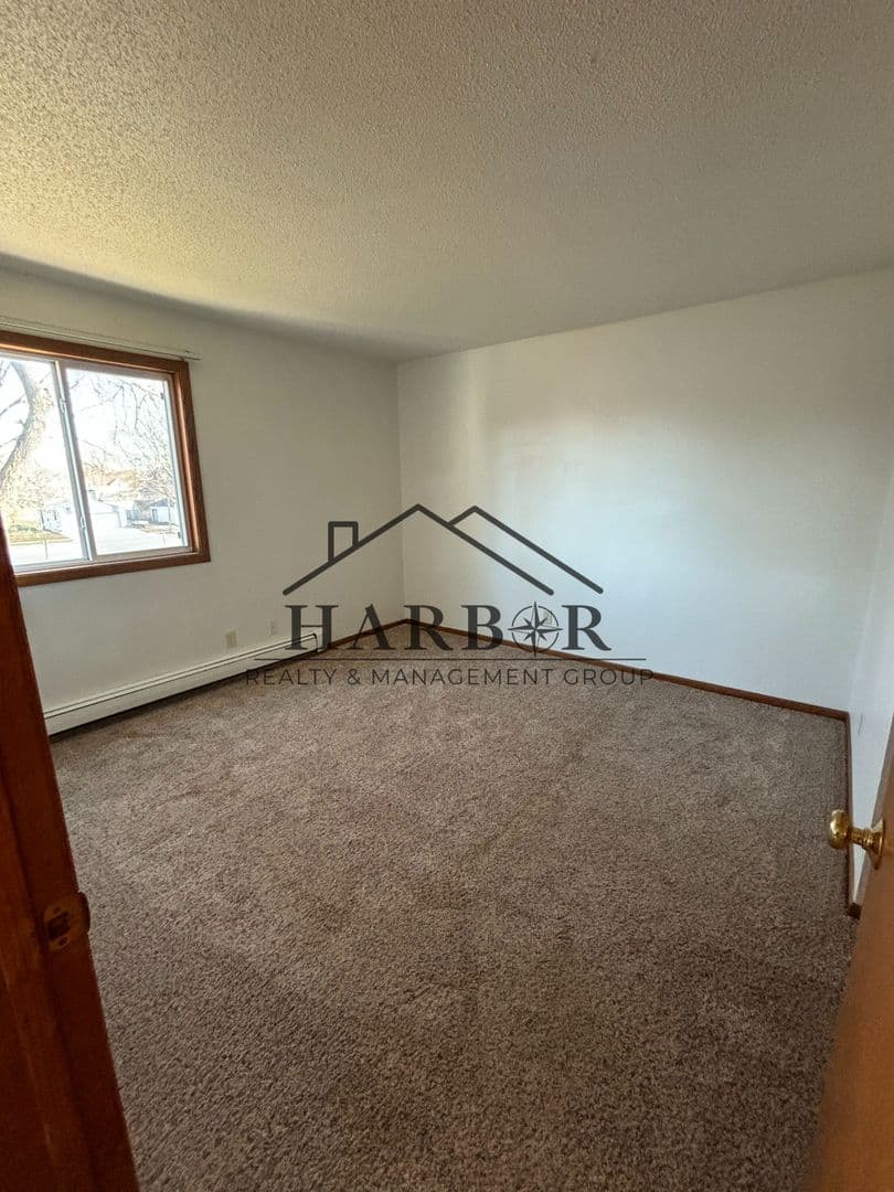 Hayfield Apartment: 115 1st Ave NE