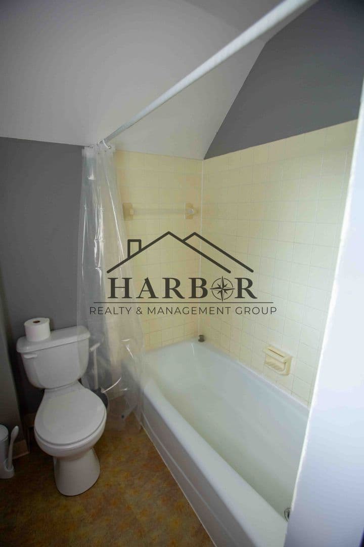 Rochester House: 825 6th Avenue SW