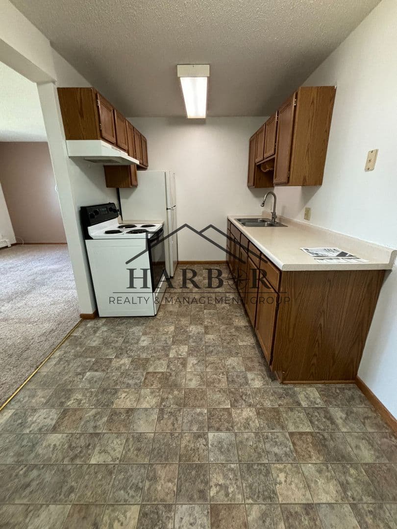 Hayfield Apartment: 115 1st Ave NE
